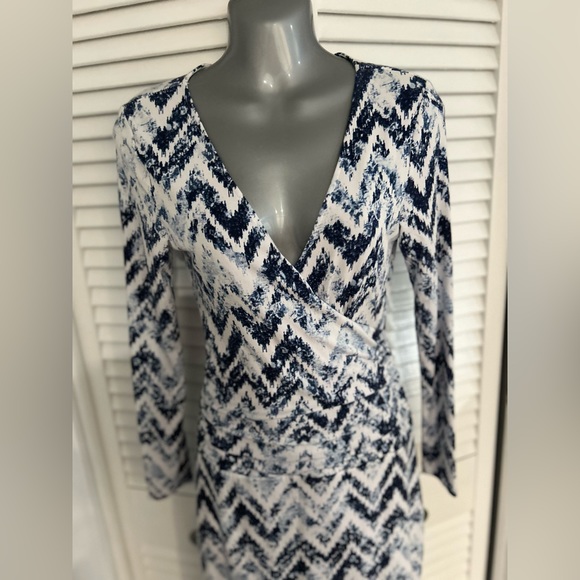 Tart long sleeve surplice blue and white heathered chevron print dress Small - Picture 4 of 7